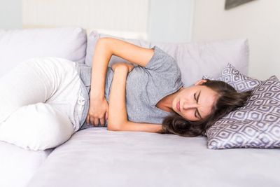 Jangan Langsung Minum Obat, Redakan Asam Lambung dengan 5 Cara Ini
