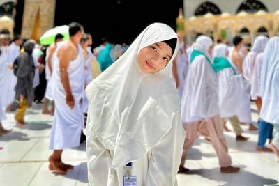 Fuji Tampil Syar i saat Umrah, Dewi Zuhriati: Doakan Uda Bibi dan Kak Vanessa Ya