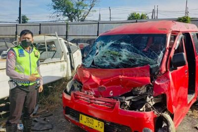 Angkot Hajar Truk di Tol Merak Sampai Ringsek, Belasan Penumpang Luka-luka