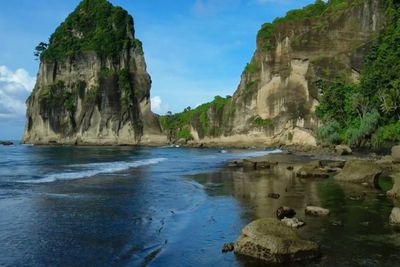 Pantai Ini Viral di TikTok, Gak Berpasir tapi Indah Dipenuhi Batu Karang