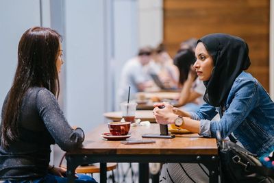 Bermulut Pedas , 3 Zodiak Ini Dikenal Suka Mengejek dan Merendahkan Temannya