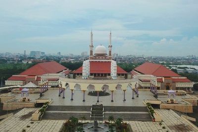 Kembaran Masjid Nabawi di Indonesia, Bergaya Yunani-Jawa dan Punya Payung Raksasa