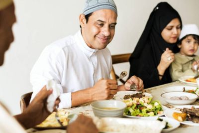 5 Menu Sahur Simpel tapi Bikin Energi Tahan Seharian Selama Puasa