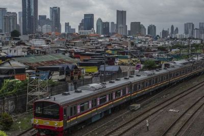 Penumpang KRL Terpaksa Ganti Kereta di Tengah Perlintasan, Cek Videonya