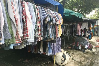 Catat! Tips Belanja di Pasar Gembong, Tempat Thrifting Terbesar di Surabaya
