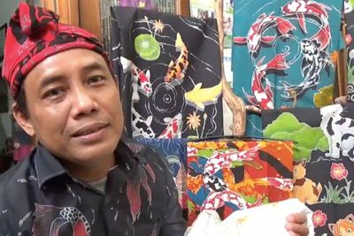 Pria Ini Bikin Batik 3D Ikan Koi yang Mirip Lukisan, Karyanya Dibeli Bule AS