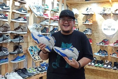 Cuma Jual Sepatu Bekas, Pria di Ponorogo Bisa Untung Rp15 Juta Per Pasang