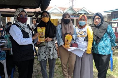 Vaksinasi Booster di Sini Berhadiah Minyak dan Beras, Antreannya Membeludak!