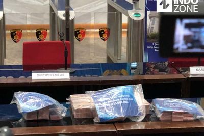 Penampakan Barang Bukti Kasus Binomo Indra Kenz, Gepokan Uang hingga Tesla