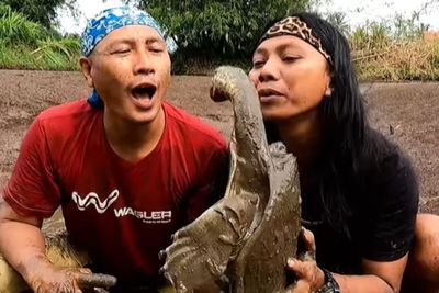 Dede Inoen Masak Bulus Bareng Si Gundul, Dibalur Bumbu Kunyit dan Jahe, Gimana Rasanya?