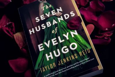 Netflix Sedang Menggarap Film The Seven Husbands of Evelyn Hugo , Novel Terlaris