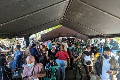Ribuan Warga Antre dan Kepanasan demi Minyak Goreng Gratis, Ini Syaratnya...