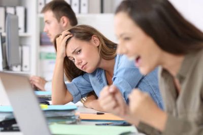 Biar Gak Susah Sendiri, Begini 5 Tips Menghilangkan Rasa Iri Hati