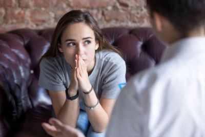 Mudah Tersinggung dan Gak Percaya Diri, 5 Zodiak Ini Terkenal Paling Insecure, Kamu juga?