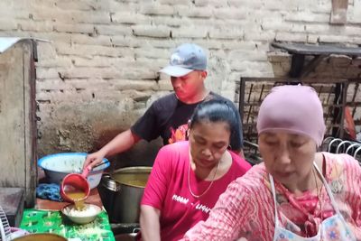 Viral! Soto Daging Ini Kuahnya Dituang Pakai Gayung Pelanggan Rela Antre 1 Jam