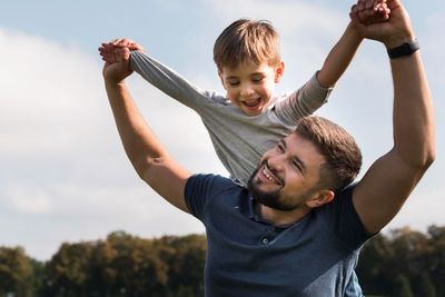 Terbaik! 4 Zodiak Ini Merupakan Ayah Paling Keren, Selalu Ada untuk Anak