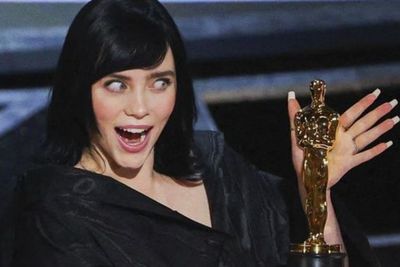 Billie Eilish Kegirangan, Dapat Piala Oscar Pertama Berkat No Time to Die