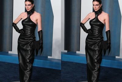 Penampilan Memukau Julia Fox Bawa Tas yang Terbuat dari Rambut Manusia di Piala Oscar