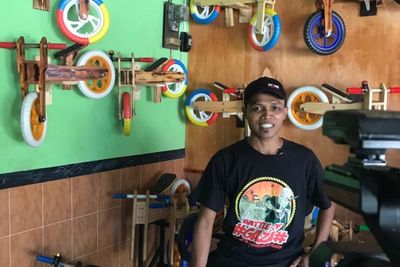 Gara-gara Covid-19, Pria Ini Sukses Bikin Sepeda Kayu Banjir Pesanan hingga Malaysia!