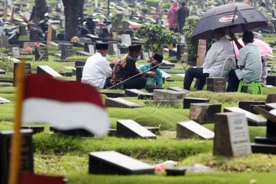 5 Adab Ziarah Kubur Beserta Bacaan Doanya yang Perlu Kamu Tahu