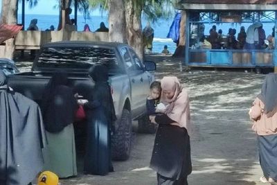 Ramai Ukhti-Ukhti Berlibur ke Pantai di Papua Jelang Ramadhan, Ini yang Mereka Lakukan