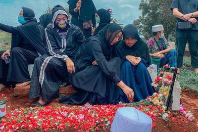 Terduduk Lemas di Makam Mama Een, Kalina: Mama Udah Bebas dari Semua Penyakit