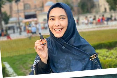Tolak Salaman dengan Adik Ipar, Ini Gaya Oki Setiana Dewi saat Safari ke Berbagai Tempat