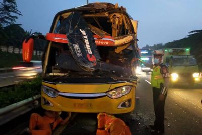 Kecelakaan 2 Truk Vs Bus di Tol JORR, 1 Orang Tewas