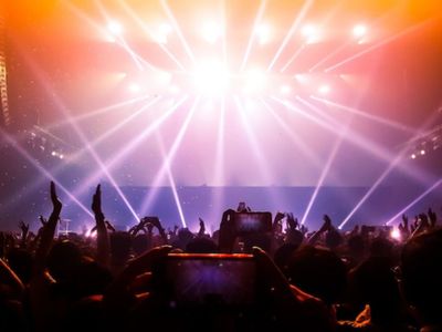 5 Barang yang Perlu Dibawa Ketika Nonton Konser, dari Power Bank hingga Kipas
