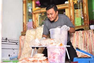 Kisah Pekerja & Pengusaha Banting Setir saat Pandemi, dari Fotografer Jadi Penjual Kerupuk
