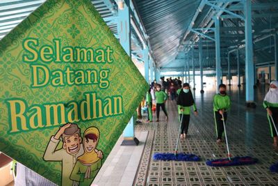 Alhamdulillah, Ibadah di Masjid Agung Solo jadi Nyaman Berkat Para Bocah Ini