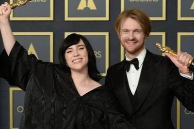 Dapat Piala Oscar, Billie Eilish dan Finneas O Connell Persembahkan untuk Orang Tua Mereka