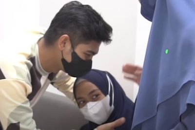 Momen Oki Setiana Dewi Menghindar saat Bersalaman Sama Teuku Ryan: Gimana Perasaannya Ya?