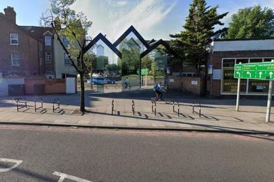 London s Invisible House, Rumah Kaca yang Bikin Banyak Orang Tertipu saat Melewatinya