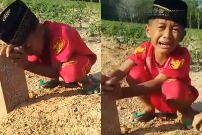 Pilu, Bocah Menangis di Makam Ayah saat Musim Ziarah Jelang Ramadan