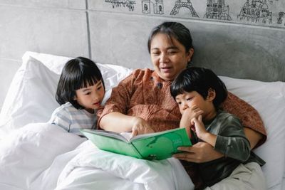 Dear Moms, Biasakan Bacakan Buku Cerita Buat Anak-anak Sebelum Tidur, Ini Kata Psikolog