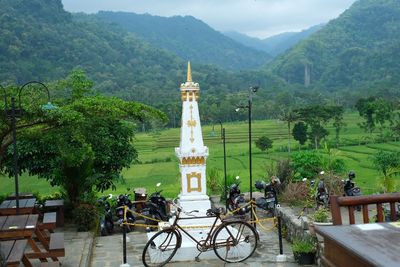 Aneh, Ada Tugu Yogya di Pegunungan Menoreh? Pecinta Kuliner Ndeso Ngumpul di Sini!