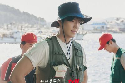 Kim Woo Bin di Drama Our Blues Perankan Karakter Kapten Kapal yang Berhati Lembut