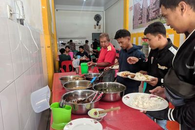 Cukup Bayar dengan Ucapan Terima Kasih , Kamu Bisa Makan Padang Gratis di Sini!