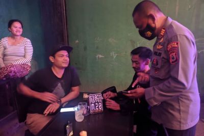 Bikin Heboh! Polisi Tiba-tiba Merazia Ponsel Pelanggan Warkop, Cari Apa?