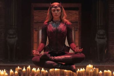 Kostum Scarlet Witch di Doctor Strange 2 Terungkap, Tampilan Desain yang Baru & Megah