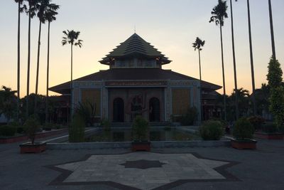Beranjangsana ke Masjid Kampus UGM yang Lagi Heboh, Menaranya Rp9 M, Pernah Utang Rp1,5 M