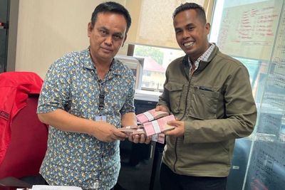 Senyum Lord Adi saat Serahkan Uang Rp50 Juta Pemberian Indra Kenz