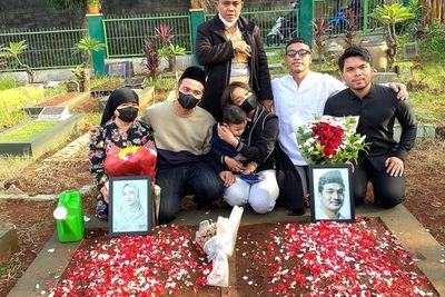 Fuji Nyesek Jalani Puasa Pertama Tanpa Vanessa-Bibi, Unggah Foto Makam Bertabur Bunga