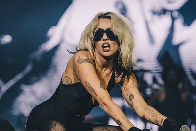 Tampil Lebih Ngerock, Miley Cyrus Rilis Album Live Pertamanya, Attention: Miley Live