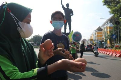 Pelajar di Solo Bagi-bagi 1.000 Telur Rebus untuk Pengguna Jalan, Sudah Tradisi?
