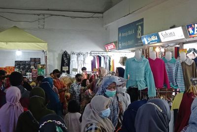 Sehari Jelang Puasa, Pengunjung Pasar Tanah Abang Membeludak!