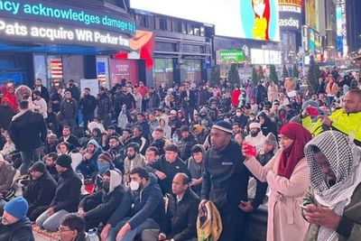 Times Square Ramai Orang Salat Tarawih Berikan Pesan Damai