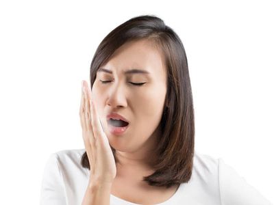 4 Tips Mencegah Bau Mulut saat Puasa, Gak Cukup Cuma Sikat Gigi!