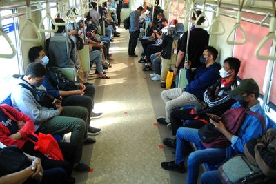 Penumpang MRT dan KRL Boleh Buka Puasa di Dalam Gerbong